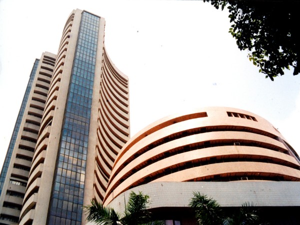 Equity indices flat, IT stocks surge